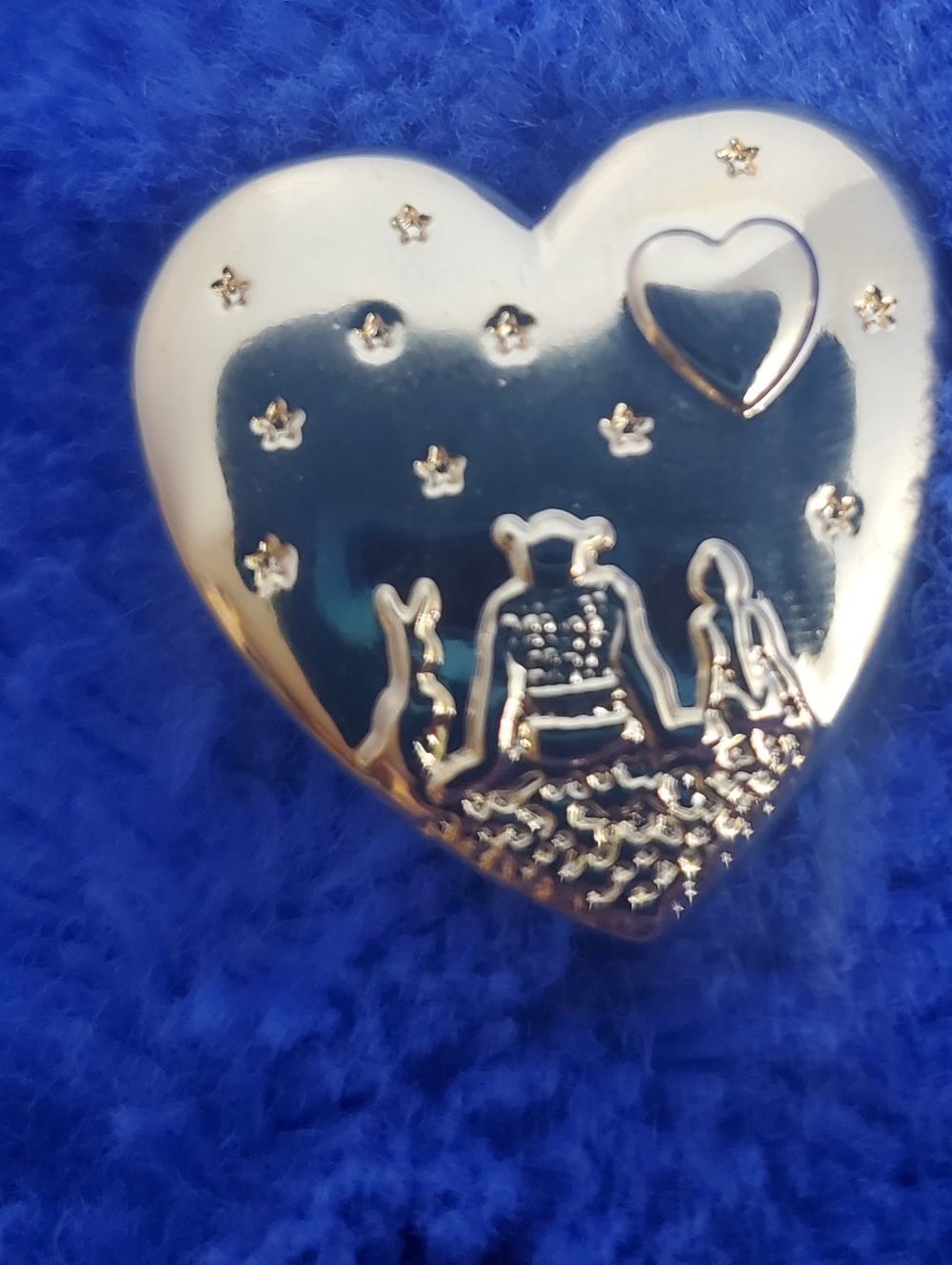 2002 Shrek Fiona Donkey Heart Shaped Gold Tone Pin Dreamworks Variety Club VNTG
